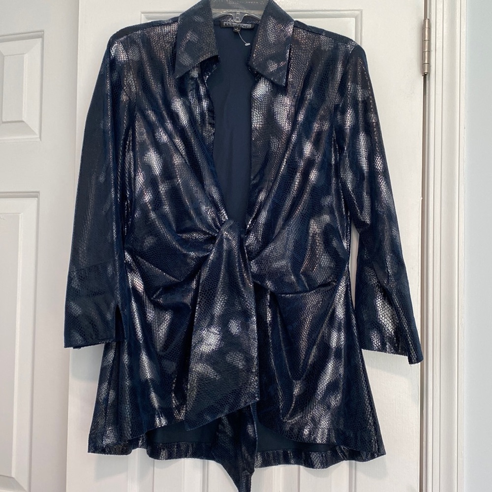 “Mishca” Top Sneak skin print fabric. L